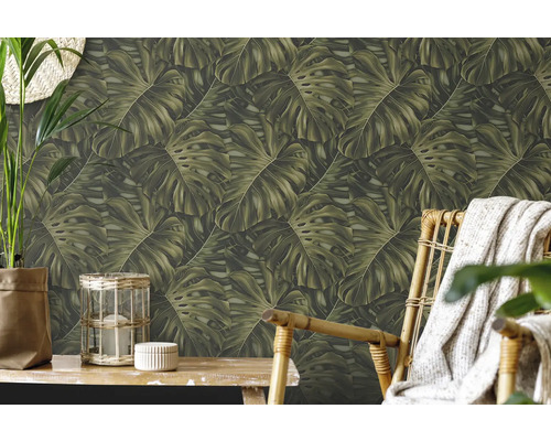 Woonkamer met Monstera bladeren behang, tafel en stoel