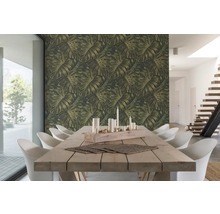 Lichte eetkamer met houten tafel, witte stoelen en Monstera bladbehang