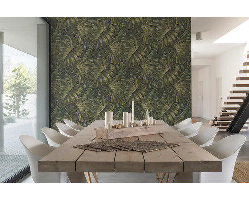 Lichte eetkamer met houten tafel, witte stoelen en Monstera bladbehang