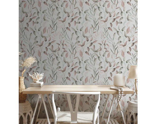 Kantoorruimte met bloemenbehang, bureau en stoel