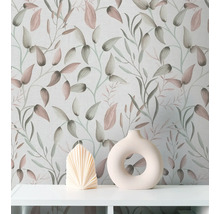 Decoratief behang met bloemmotief, gecombineerd met een vaas en een kaars op een plank