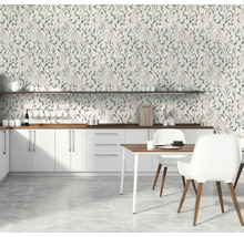 Moderne keuken met bloemenbehang en witte meubels