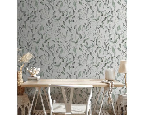 Kamer met een behang met een bladmotief, een bureau en decoratie