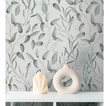 Behang met bloemmotief, gecombineerd met decoratieve kaars en vaas op een plank