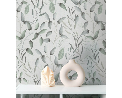 Behang met bloemmotief, gecombineerd met decoratieve kaars en vaas op een plank