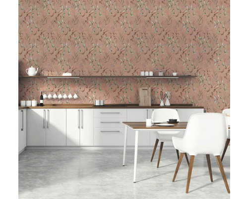 Lichte keuken met behang met bloemmotief, witte kasten en houten accenten.