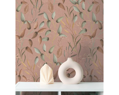 Decoratief stilleven met bloemenbehang, kaars en vaas op een plank