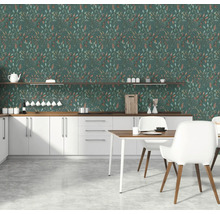 Keuken met groen bladerenbehang, witte kasten en houten tafel
