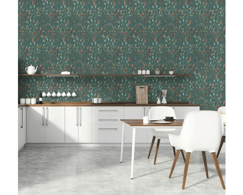 Keuken met groen bladerenbehang, witte kasten en houten tafel