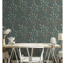 Decoratieve kamer met behang met bladerpatroon, bureau en stoel.