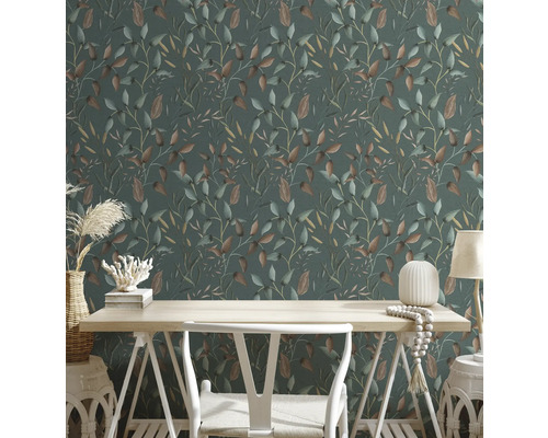 Decoratieve kamer met behang met bladerpatroon, bureau en stoel.