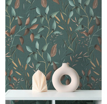 Decoratief behang met plantenmotief, gecombineerd met een kaars en een vaas op een plank