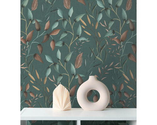 Decoratief behang met plantenmotief, gecombineerd met een kaars en een vaas op een plank