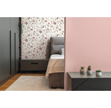 Slaapkamer met bed, nachtkastje, kast en bloemenbehang