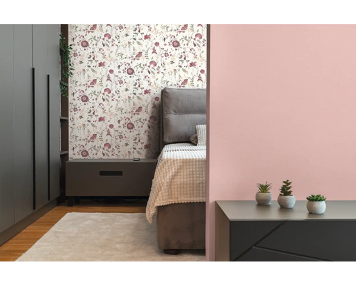 Slaapkamer met bed, nachtkastje, kast en bloemenbehang