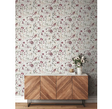 Kamer met bloemenbehang en houten dressoir