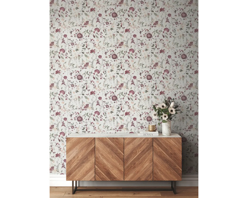 Kamer met bloemenbehang en houten dressoir