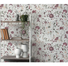 Boekenplank met decoratieve artikelen voor een bloemenbehang