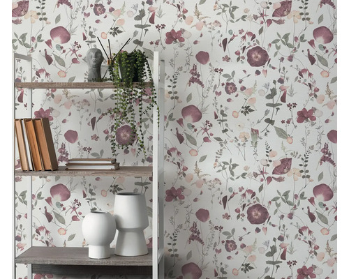 Boekenplank met decoratieve artikelen voor een bloemenbehang