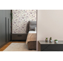 Slaapkamer met bed, nachtkastje, kledingkast en bloemenbehang