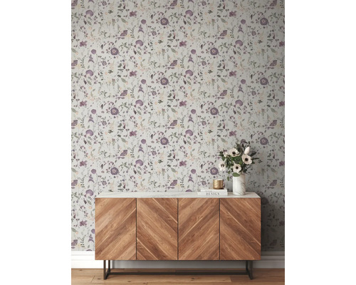 Kamerzicht met bloemenbehang en houten dressoir