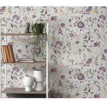 Wandrek met decoratie en bloemenbehang