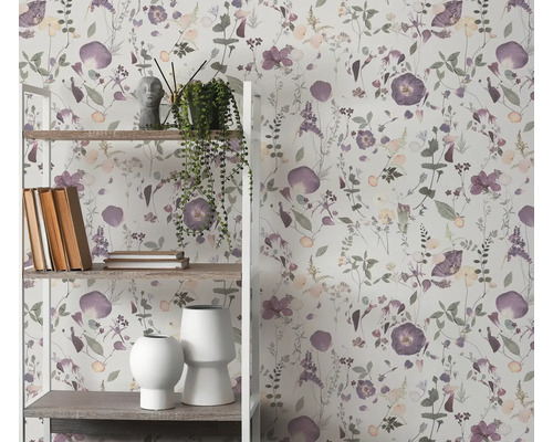 Wandrek met decoratie en bloemenbehang