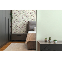 Slaapkamer met bed, nachtkastje, kast en bloemenbehang
