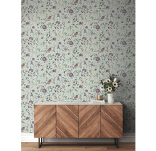 Wand met bloemenbehang en houten dressoir in kamer.