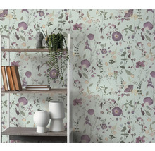 Scene met rek, decoratie en behang met bloemmotief.