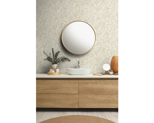 Moderne badkamer met bloemenbehang, ronde spiegel en wastafelonderkast.