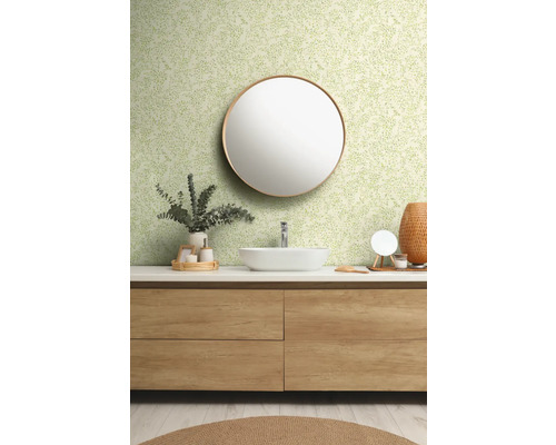 Lichte badkamer met wastafel, spiegel en groen patroonbehang