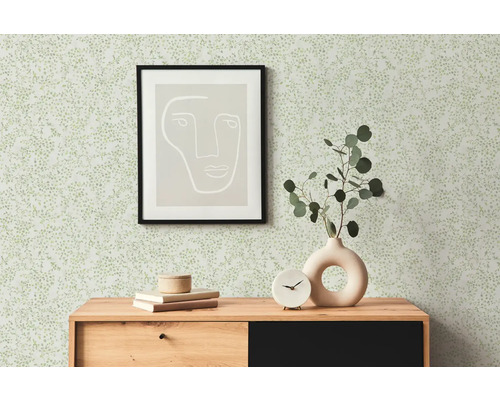 Scene met bloemenbehang, dressoir, afbeelding en decoratie