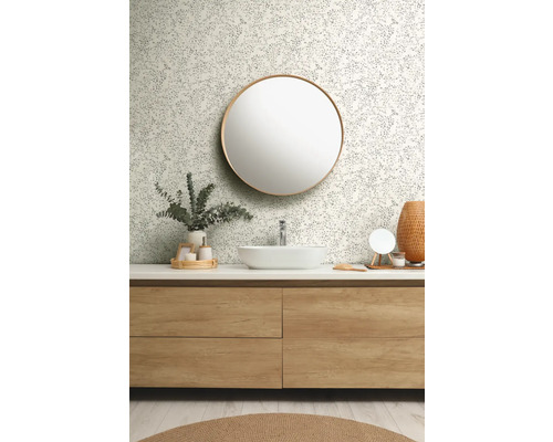 Badkamer met wastafel, spiegel en bloemenbehang