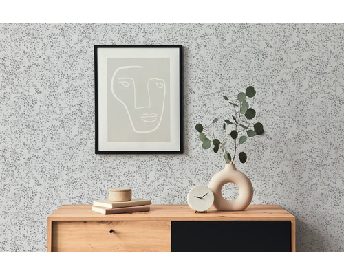 Kamerweergave met patroonbehang, dressoir, foto en decoratie