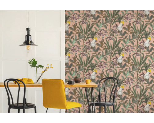 Eetkamer met eettafel, stoelen en behang met bladeren en kaketoes.