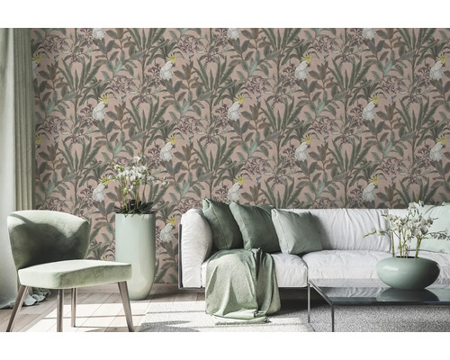Woonkamer met behangmotief, bank en stoel