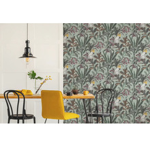 Eetkamer met behang met papegaaienmotief, eettafel en stoelen