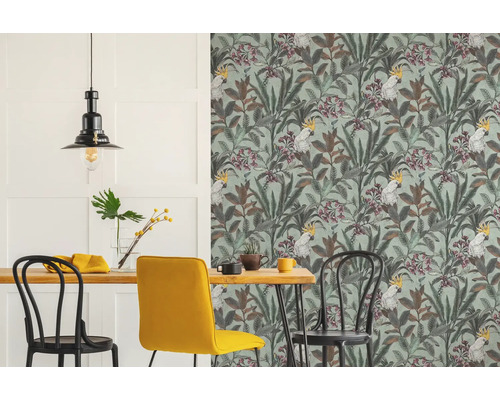 Eetkamer met behang met papegaaienmotief, eettafel en stoelen