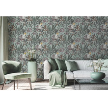 Woonkamer met behang met patroon van kaketoes en plantenmotieven, bank en stoel.