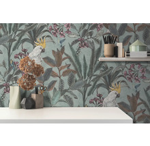 Behang met planten, bloemen en vogels, evenals kaketoes in tropische stijl