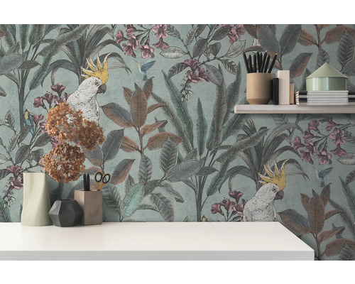 Behang met planten, bloemen en vogels, evenals kaketoes in tropische stijl