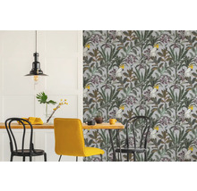 Eetkamer met behang met planten- en kaketoepatroon
