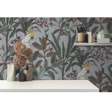 Decoratief interieur met patroonbehang met planten, vogels en kaketoes
