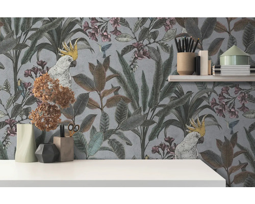 Decoratief interieur met patroonbehang met planten, vogels en kaketoes