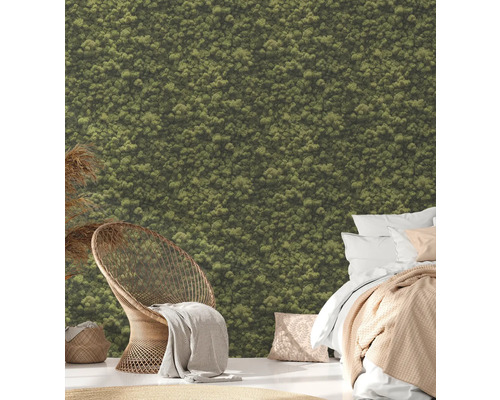 Slaapkamer met moswand, stoel en bed