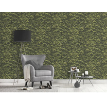 Woonkamer met mosbehang, fauteuil, staande lamp en bijzettafels