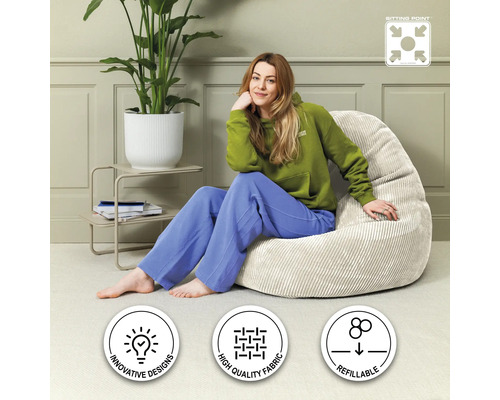 Vrouw zit op een beige zitzak in de woonkamer