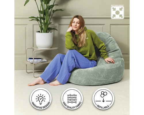 Vrouw zit op een lichtgekleurde corduroy zitzak