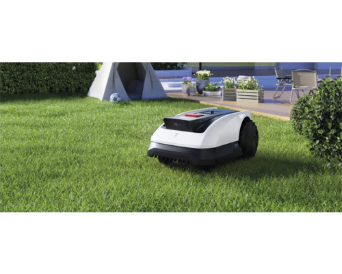 Robotmaaier op een gazon voor een tent en een terras